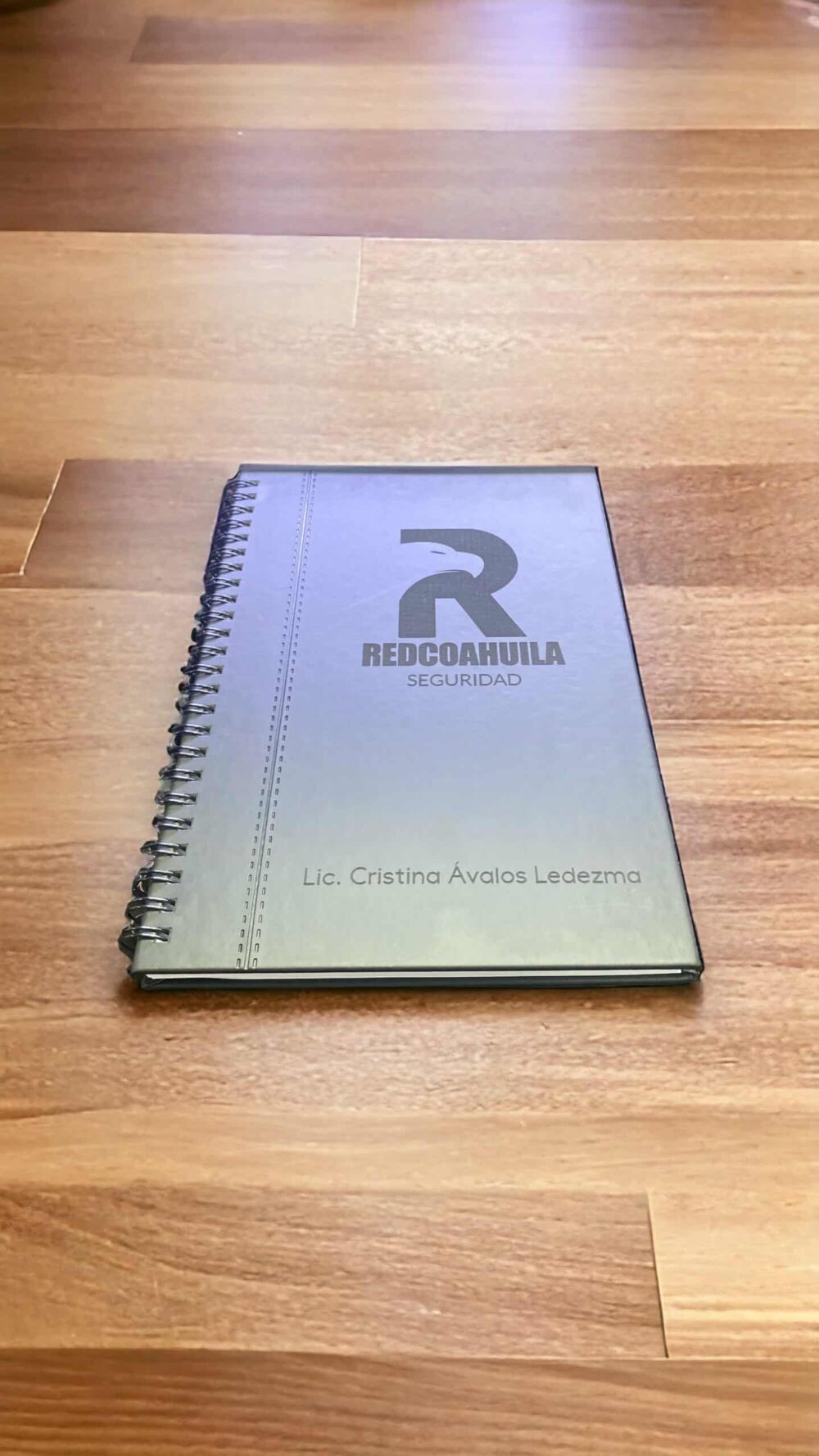 libreta espiral hojas rayas grabado foto negro2 scaled