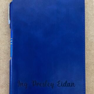 libreta hojas rayas boligrafo elastico grabado azul foto