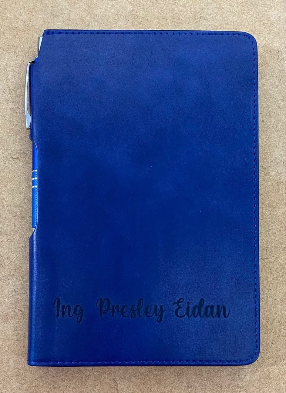 libreta hojas rayas boligrafo elastico grabado azul foto