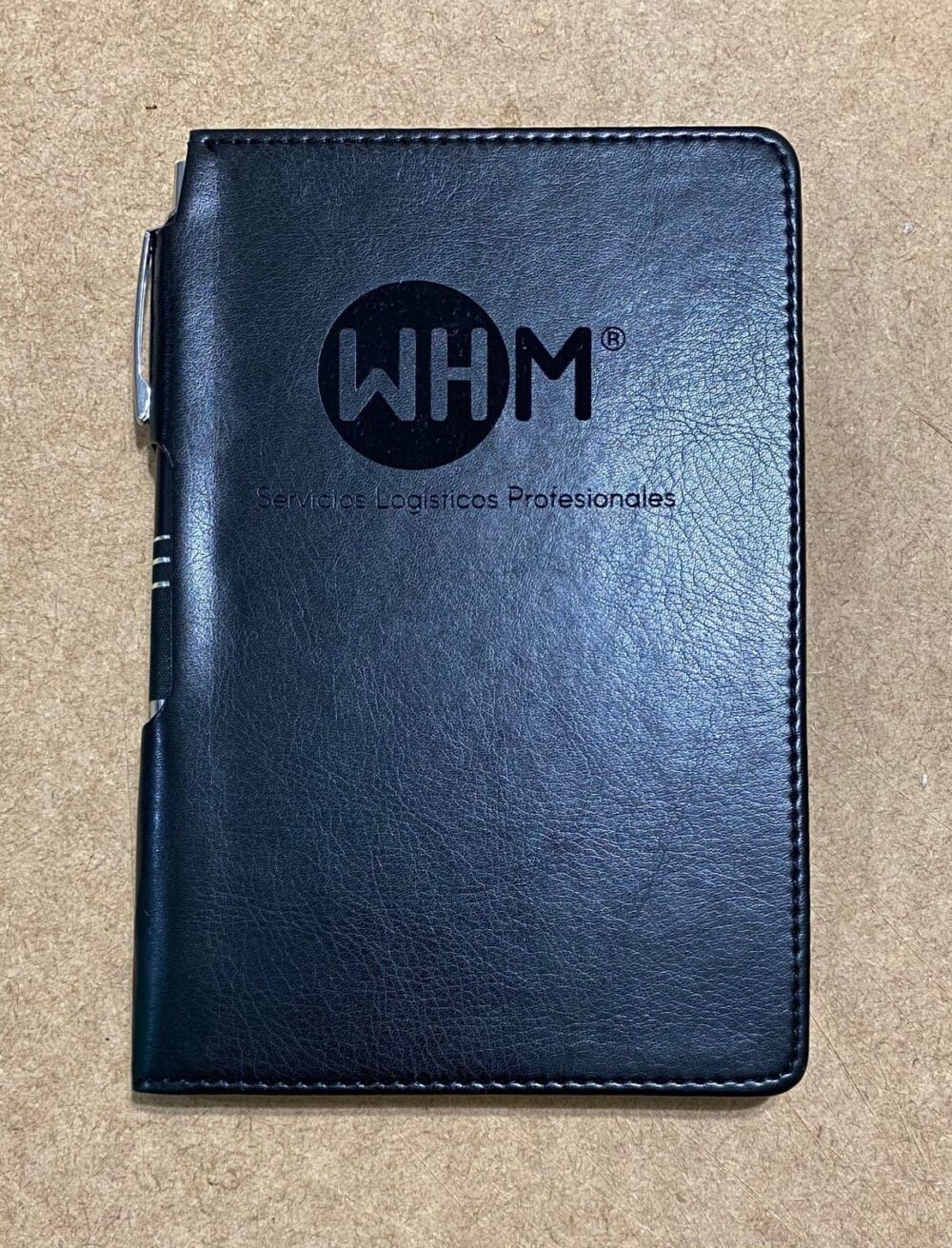 libreta hojas rayas boligrafo elastico grabado negro foto