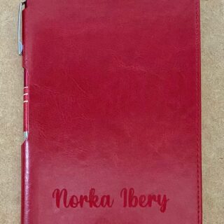 libreta hojas rayas boligrafo elastico grabado rojo foto