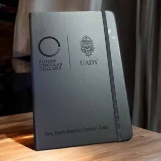 libreta hojas rayas separador elastico grabado negro scaled