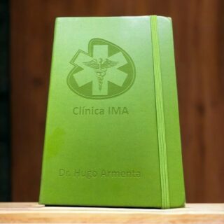 libreta hojas rayas separador elastico grabado verde