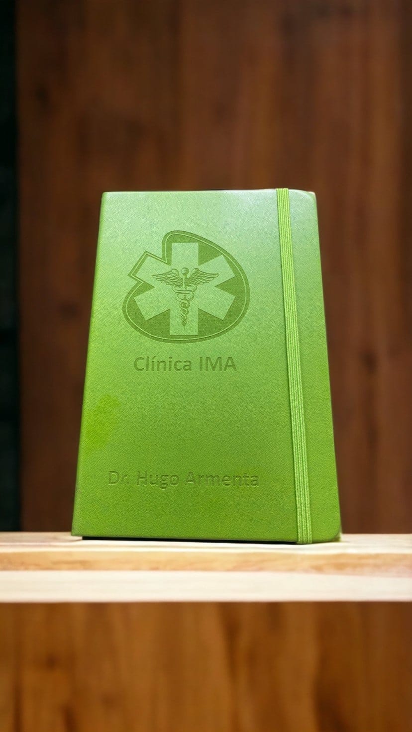 libreta hojas rayas separador elastico grabado verde